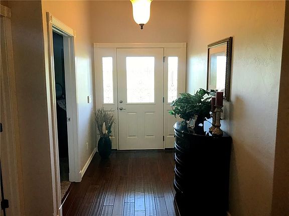 2nd image of 104 W Lakeview Dr
