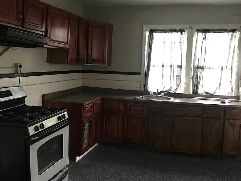 932 W 8th St — Photo 2