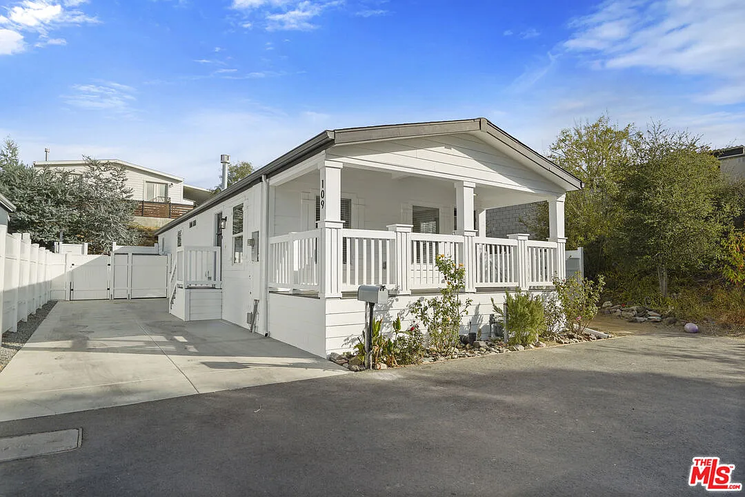 2 bed, 2.0 bath, 1200 sqft, $4,300 — Photo 2