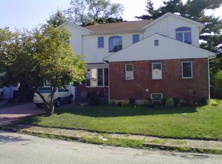 2 Columbine Ln, Valley Stream, NY 11581