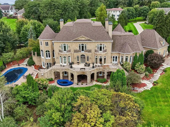 1746 Burr Oaks Dr, West Des Moines, IA 50266