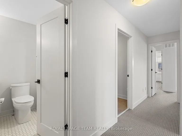 799 Cairn Cres — Photo 41