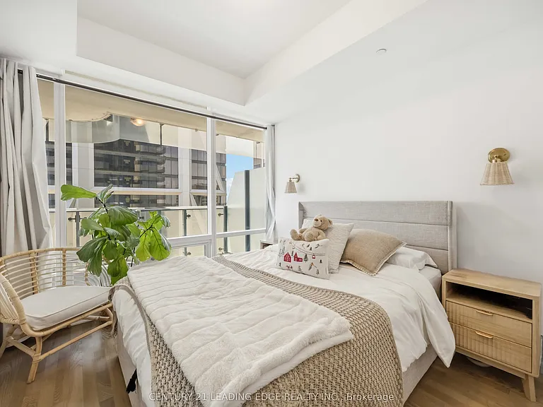 1 Bloor St E #3308 — Photo 22