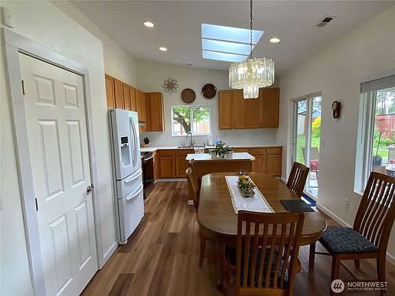 4th image of 1204 199th Street E