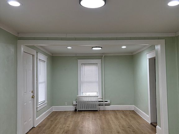 5th image of 302 Squires Ave