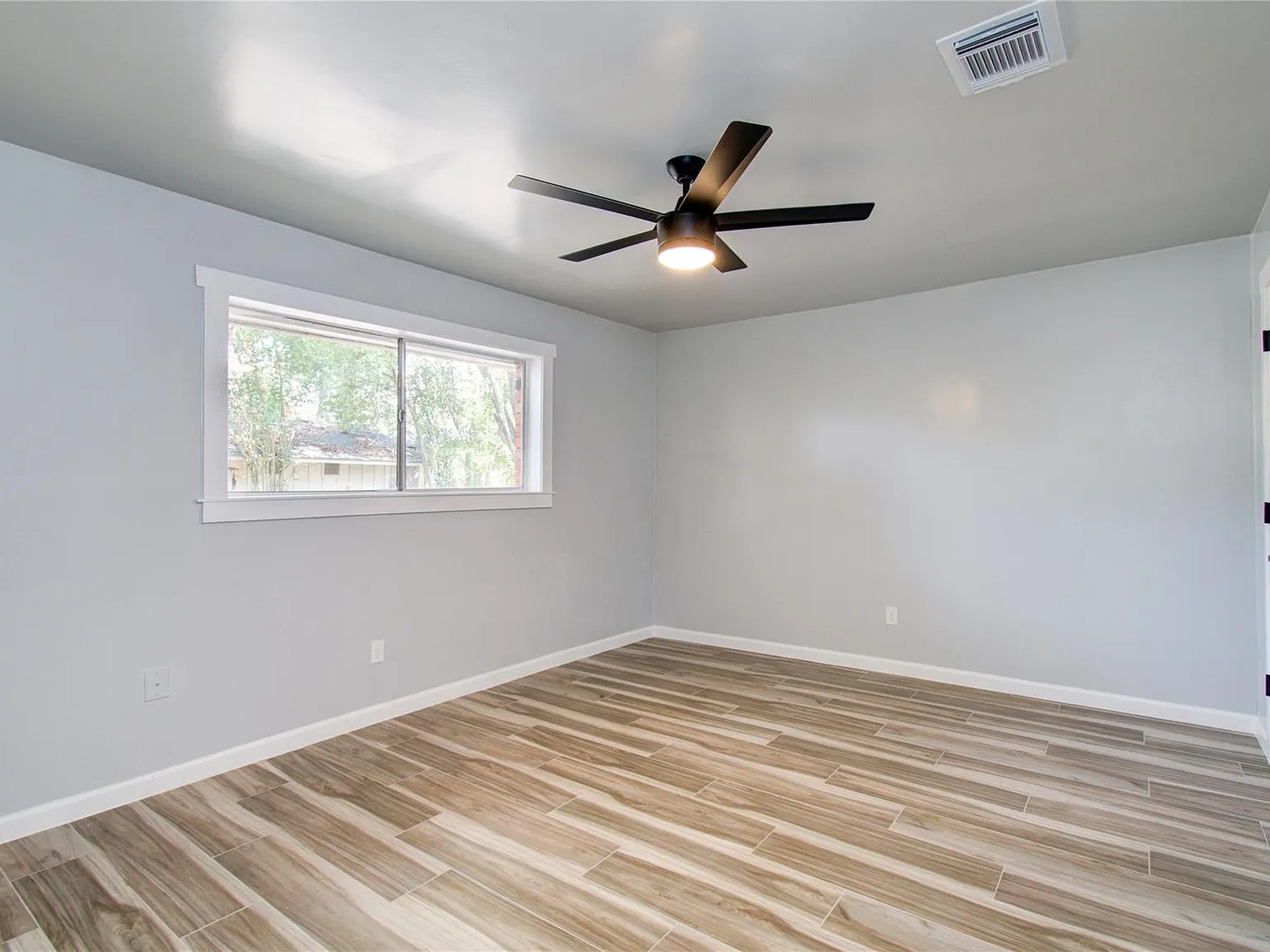 3 bed, 1.5 bath, 1698 sqft, $1,900 — Photo 4
