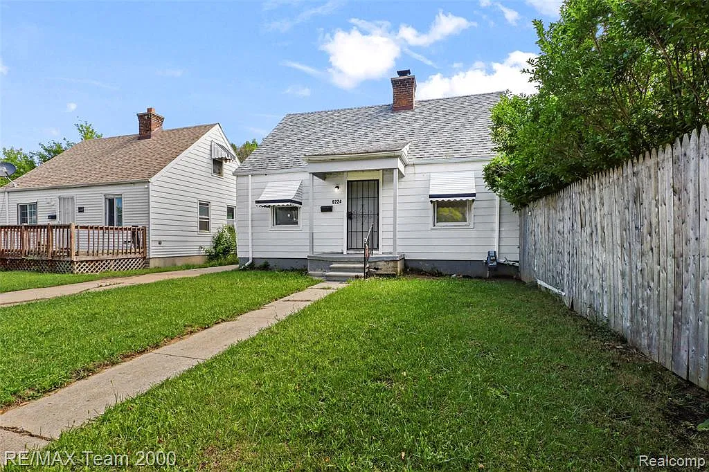3 bed, 1.0 bath, 1050 sqft, $1,300 — Photo 1