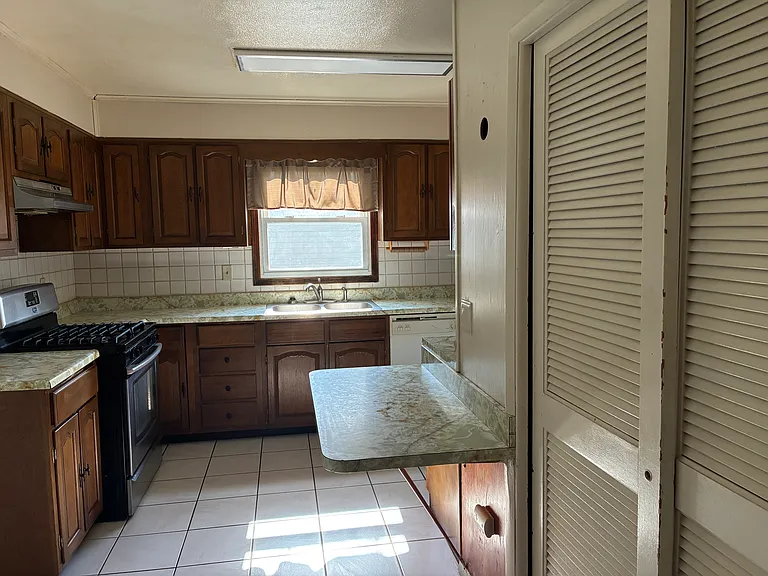132 Hadley St — Photo 4