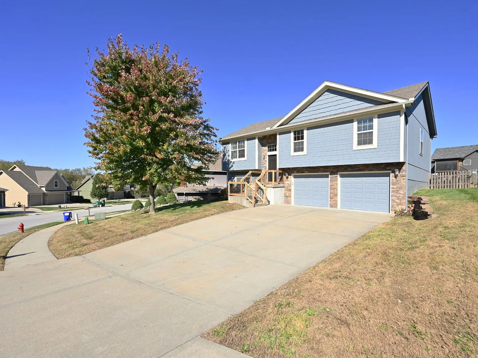 Great 3-bedroom, 3 bath House with 2 car garage! — Photo 2