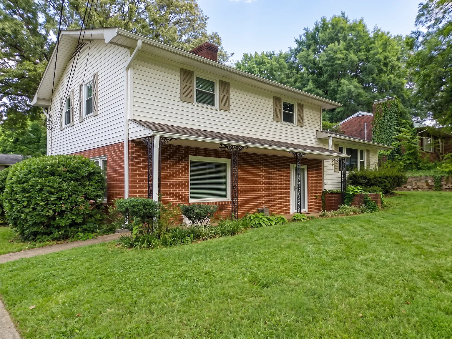 3 bed, 1.5 bath, 2500 sqft, $2,100 — Photo 1