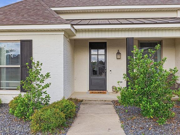 3rd image of 221 Ironwood Pl