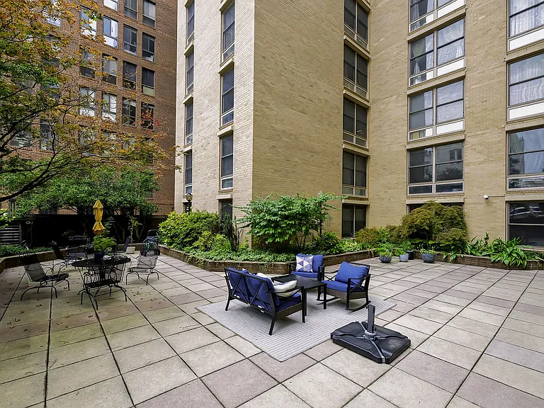 1260 21st St NW #811 — Photo 27