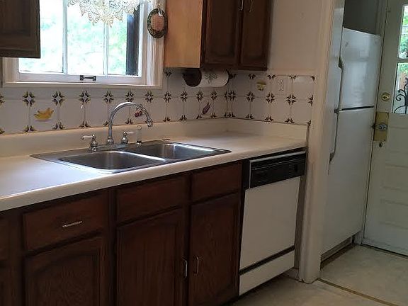 Bright, Charming kitchen, new refrigerator.