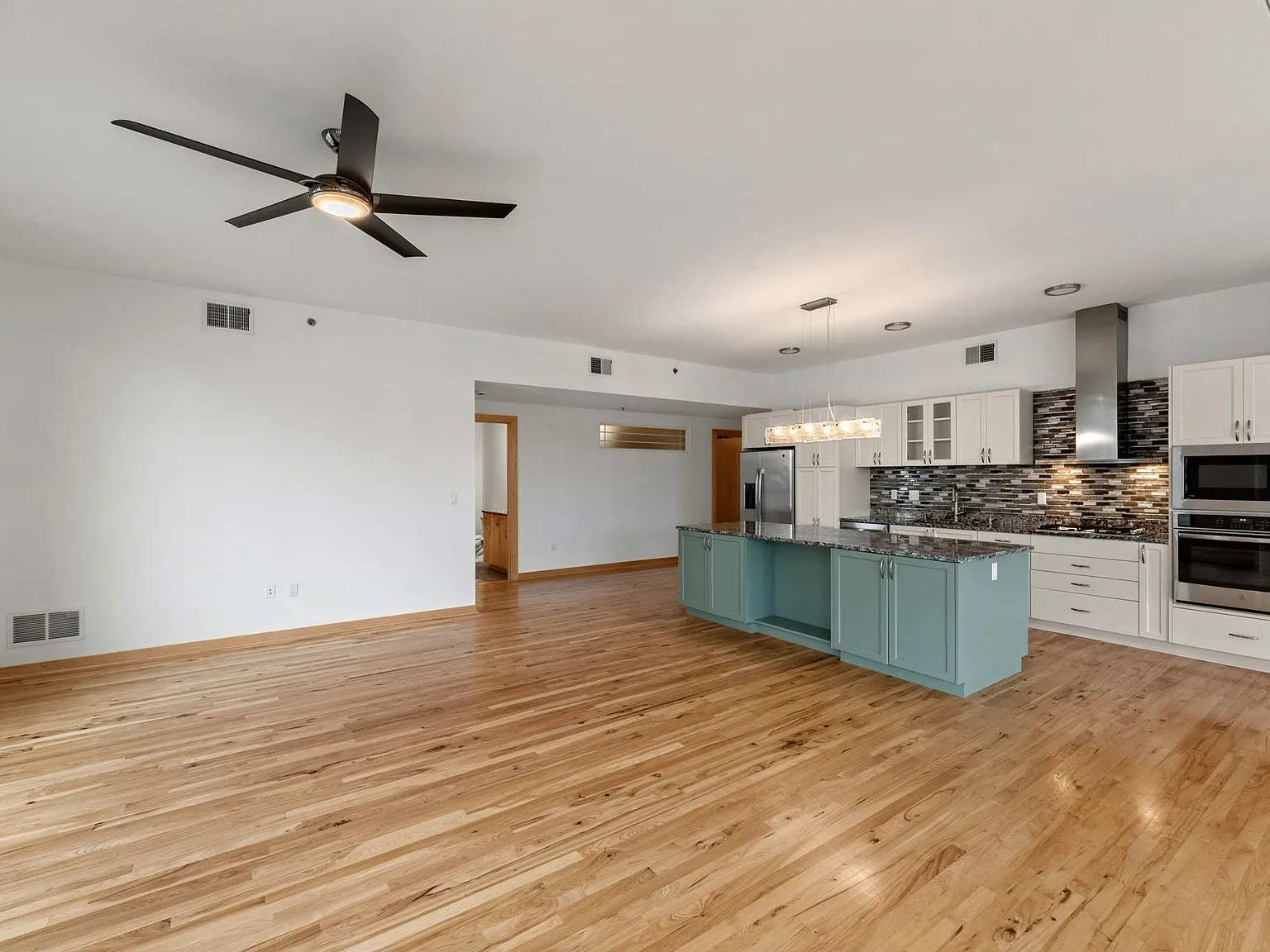 3 bed, 2067 sqft, $5,500 — Photo 4