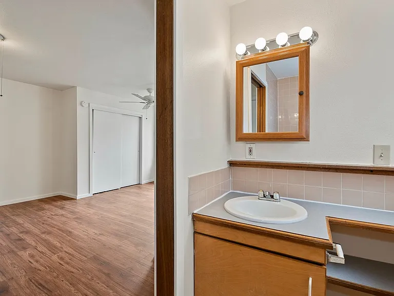 Abbottsford Apartments — Photo 146