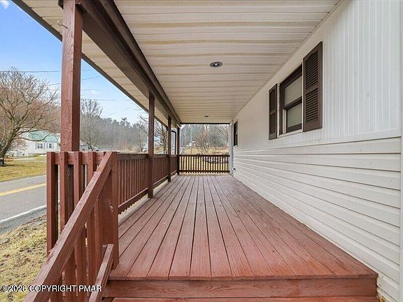 5th image of 689 Main Rd