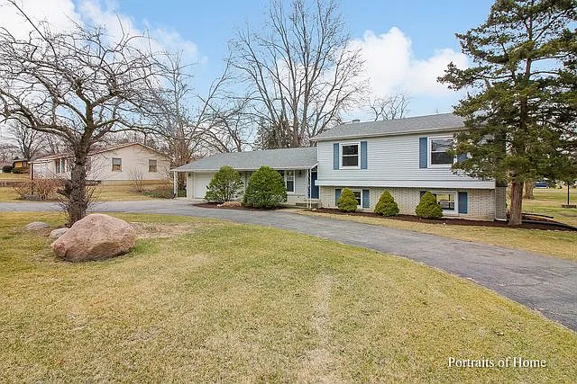 22W775 Armitage Ave photo 1