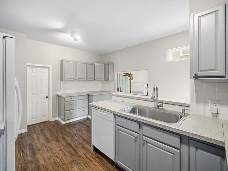 1123 E Indiana Ave — Photo 13