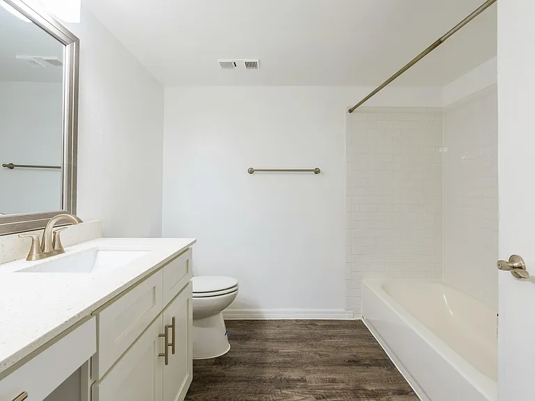 Fisherman's Landing Apartment Homes — Photo 11