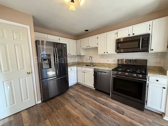 2nd image of 2878 Meadow Ln