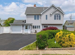 155 Spindle Rd, Hicksville, NY 11801