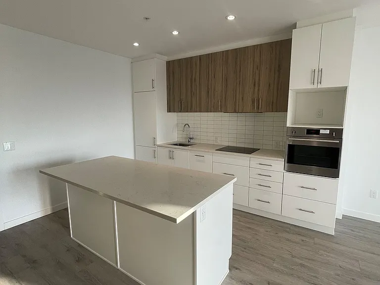 181 King St S #1009 — Photo 6