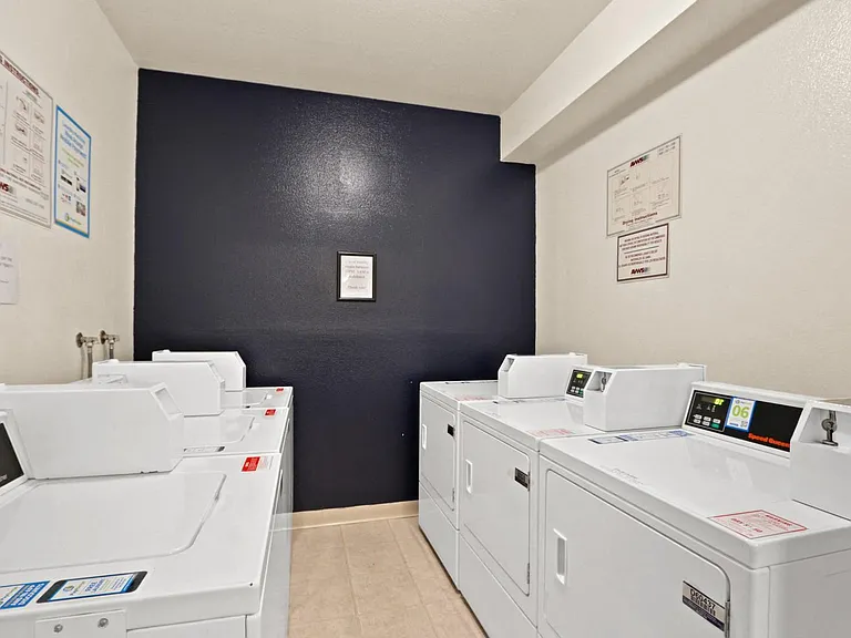 Park Overland Apartments — Photo 35