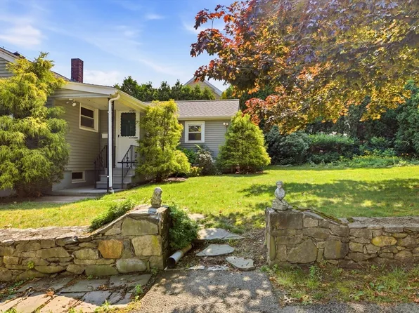 1443 Bedford St, Fall River, MA 02723