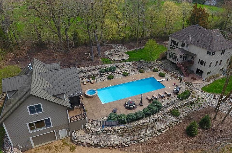 1st image of 908 Parkview Ln