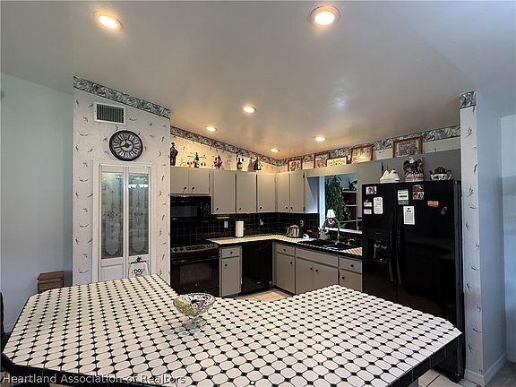 5th image of 609 S Egret St