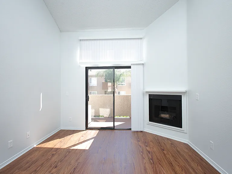 Sunset Plaza Apartments — Photo 11