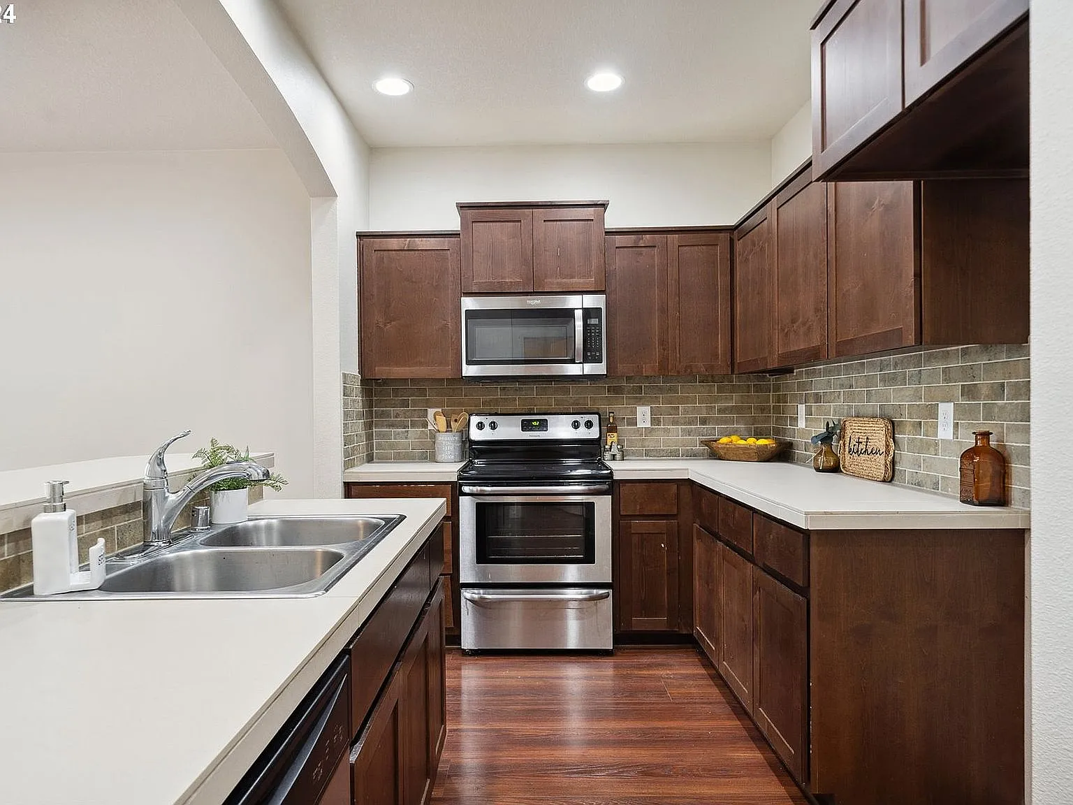 4 bed, 1645 sqft, $2,695 — Photo 3