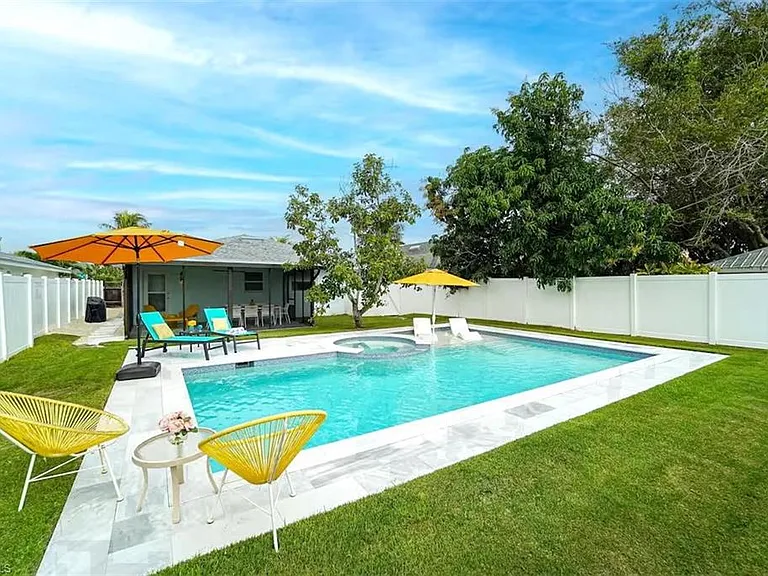 564 107th Ave N — Photo 4