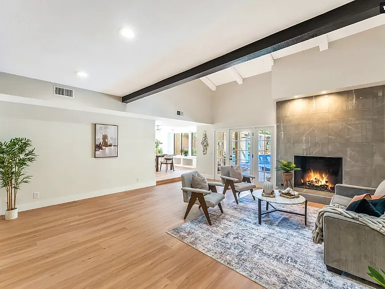 976 Pinehurst Dr — Photo 2