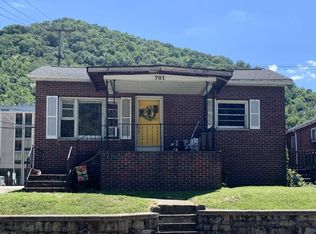701 4th Ave, Montgomery, WV 25136