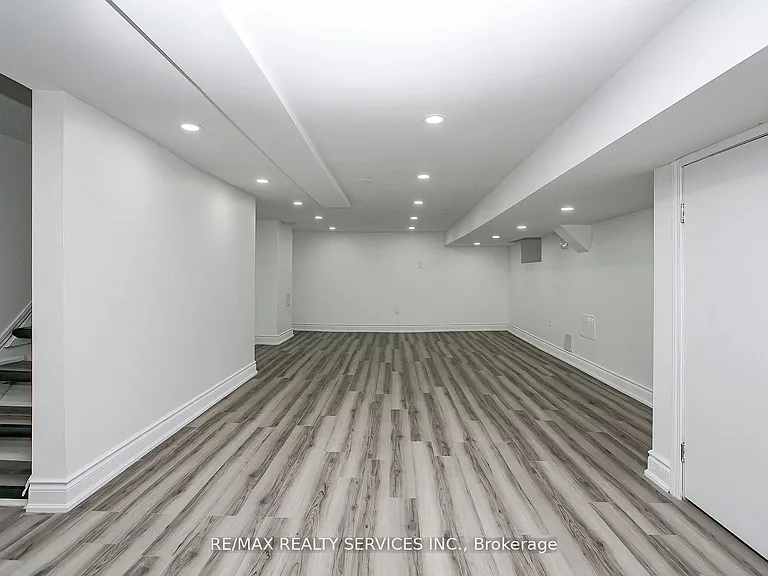 20 Somerset Ave E — Photo 33
