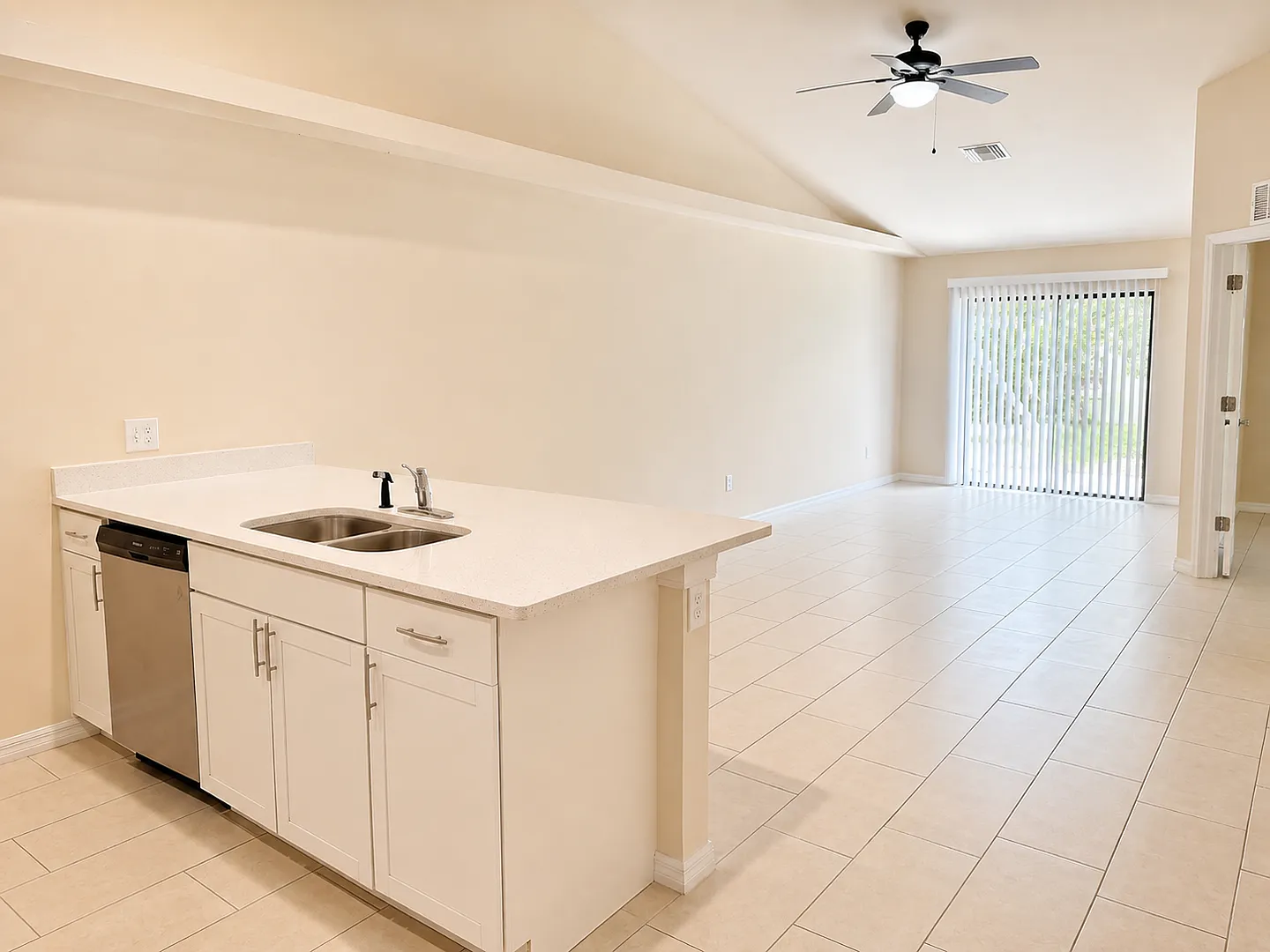 3 bedroom 2 bath 1 car garage — Photo 4