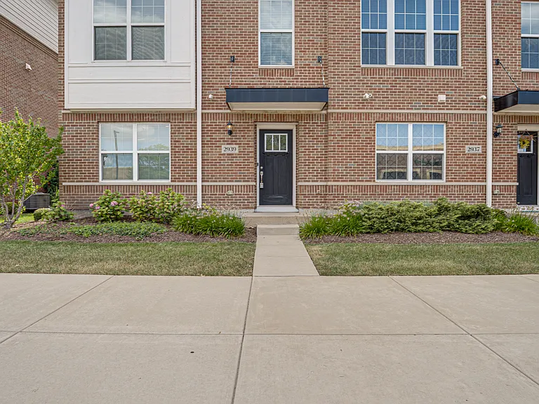 2939 Showplace Dr — Photo 2
