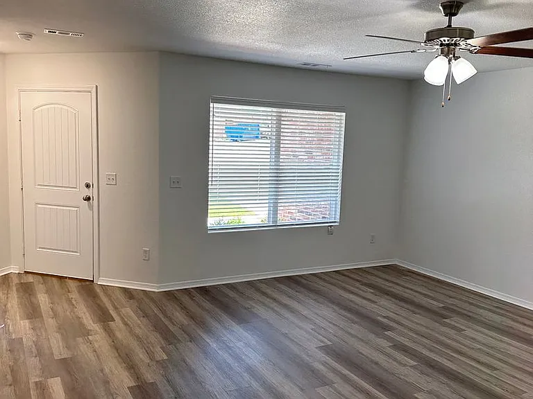 1400 Meadows Dr — Photo 15