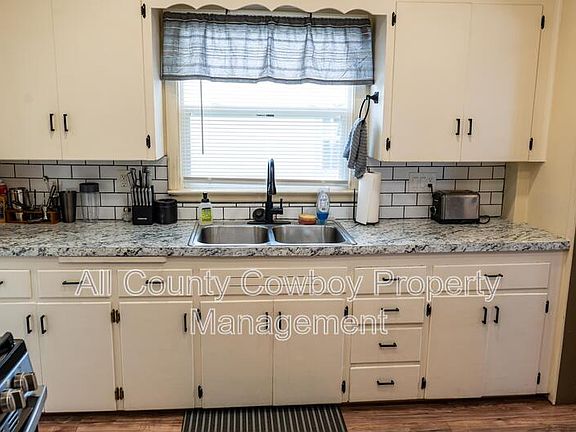 2nd image of 1728 E Custer St