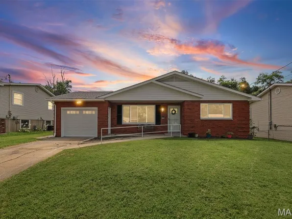 321 Hand Dr, Godfrey, IL 62035