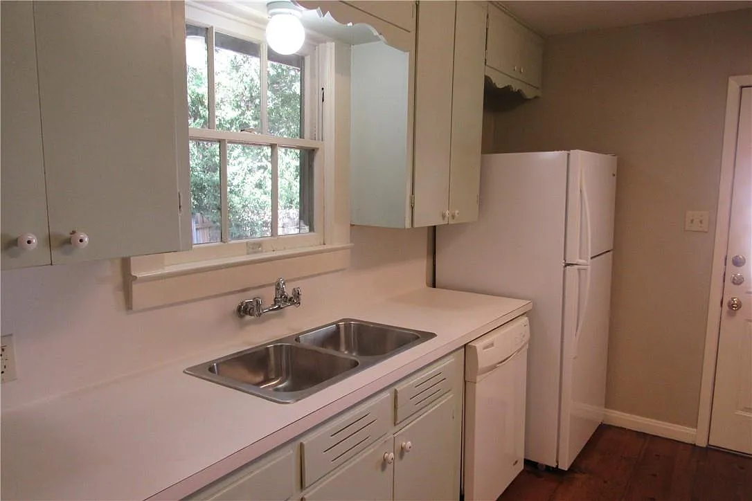 3 bed, 2.0 bath, 1964 sqft, $2,900 — Photo 4