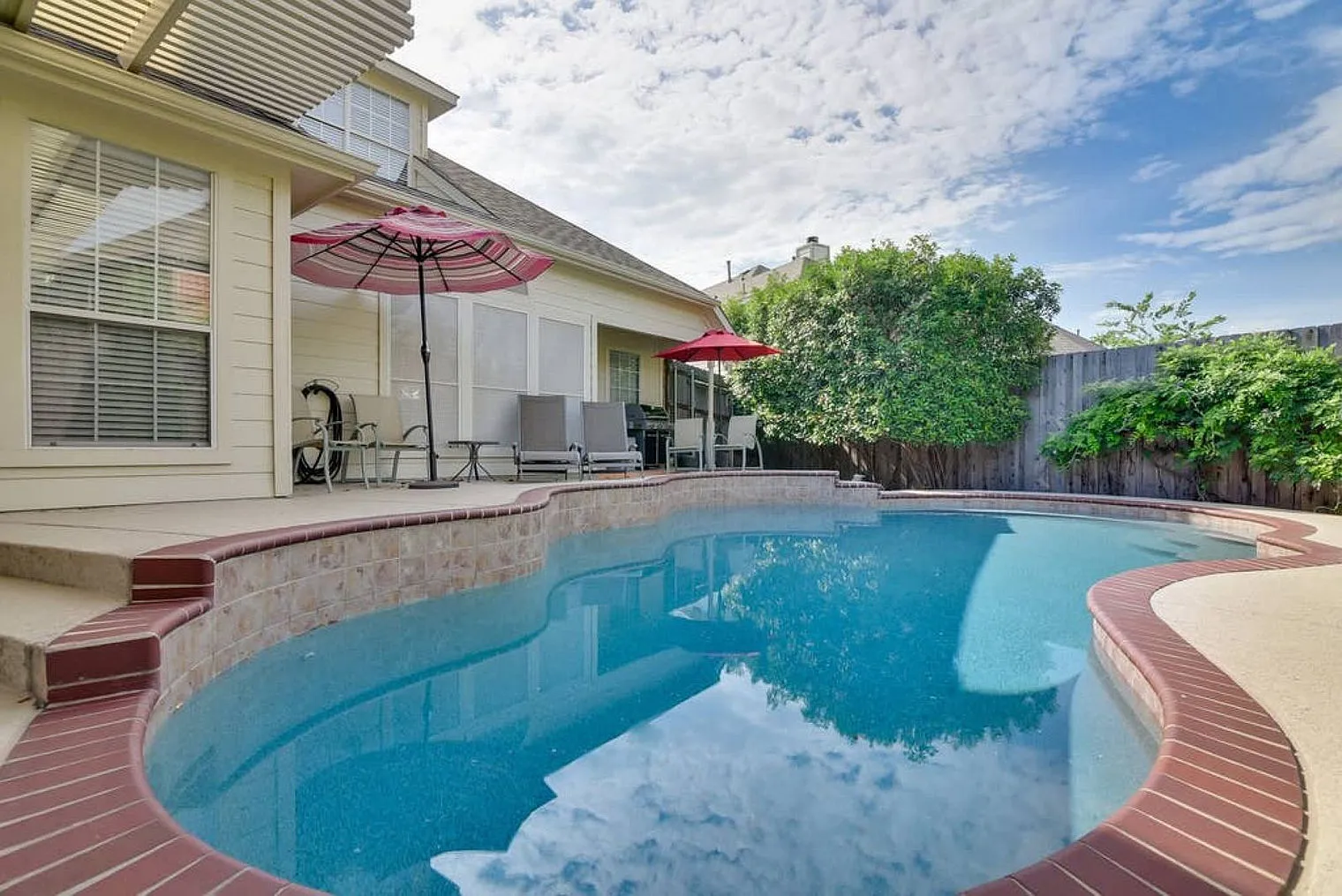 4 bed, 2.0 bath, 2325 sqft, $5,671 — Photo 3