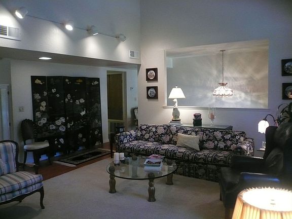 2nd image of 215 Live Oak Cir