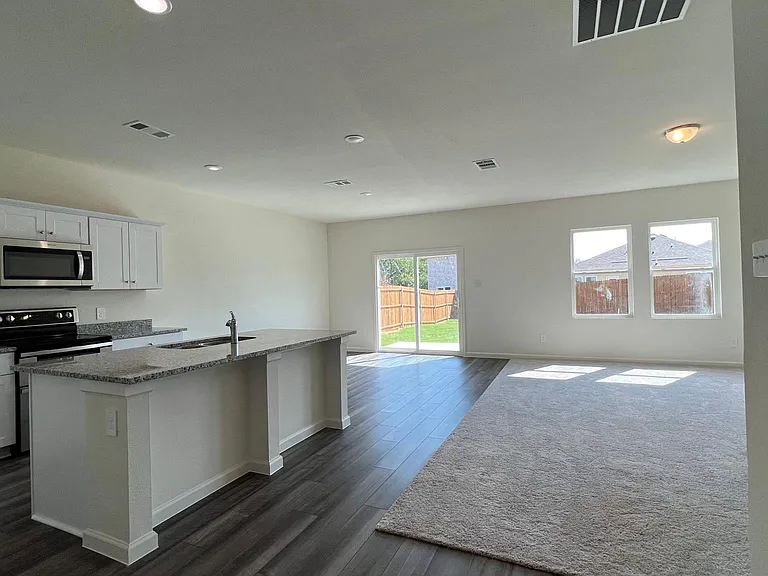 702 Camden Dr — Photo 3
