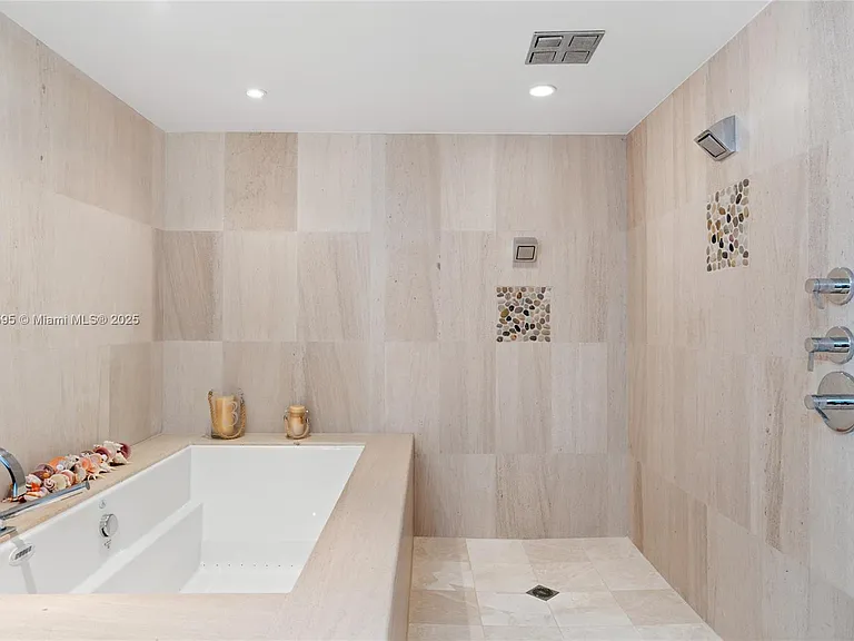 5875 Collins Ave #1902 — Photo 31