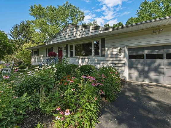 3rd image of 221 Tareyton Dr