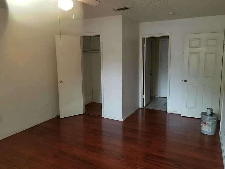 1907 W Loop #D — Photo 32