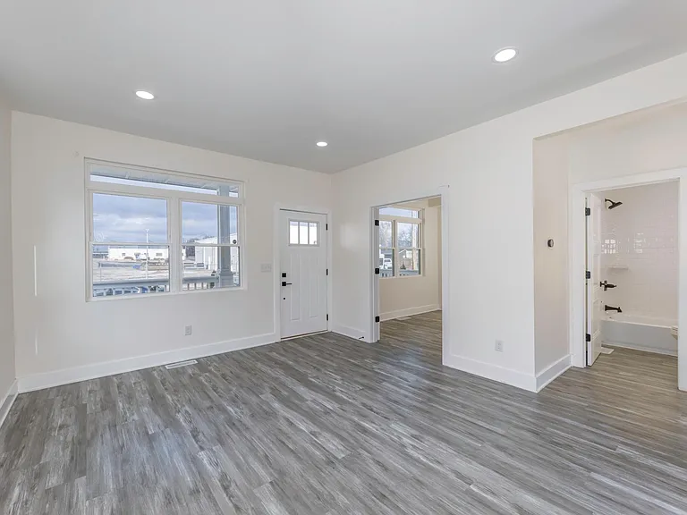 1113 W 18th St — Photo 3