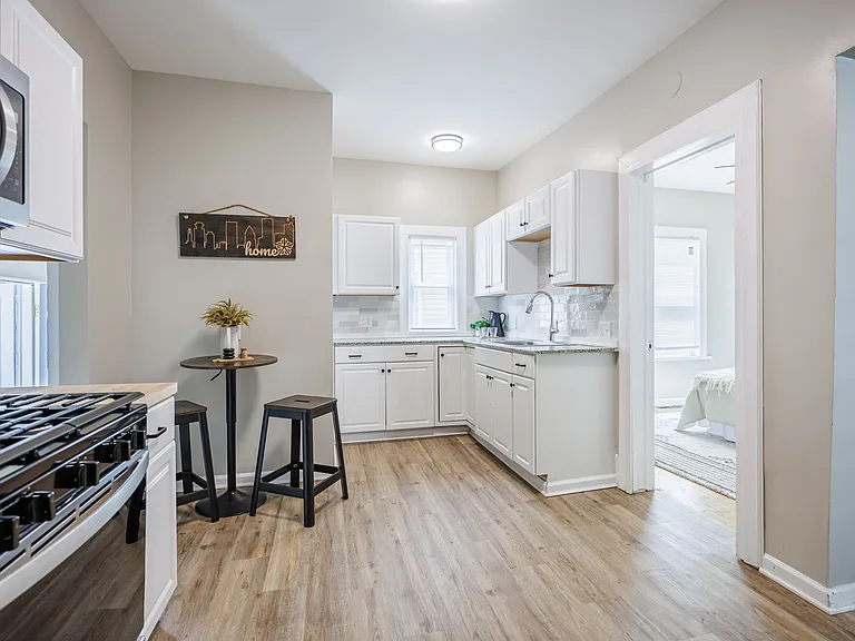 1146 S Plymouth Ave — Photo 10